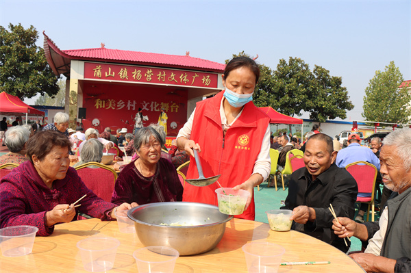 卧龙区：重阳饺子宴 浓浓敬老情