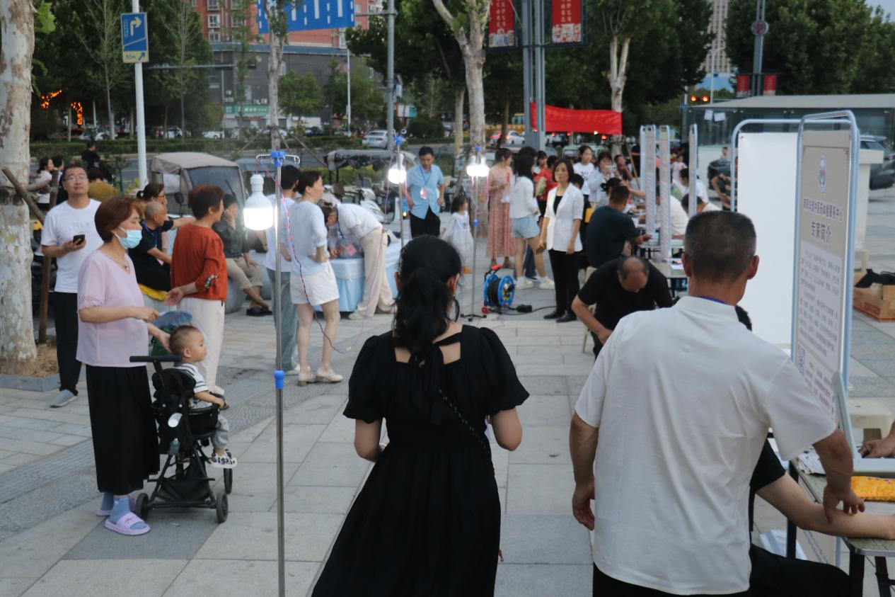 卧龙区：非遗中医进夜市 健康服务零距离