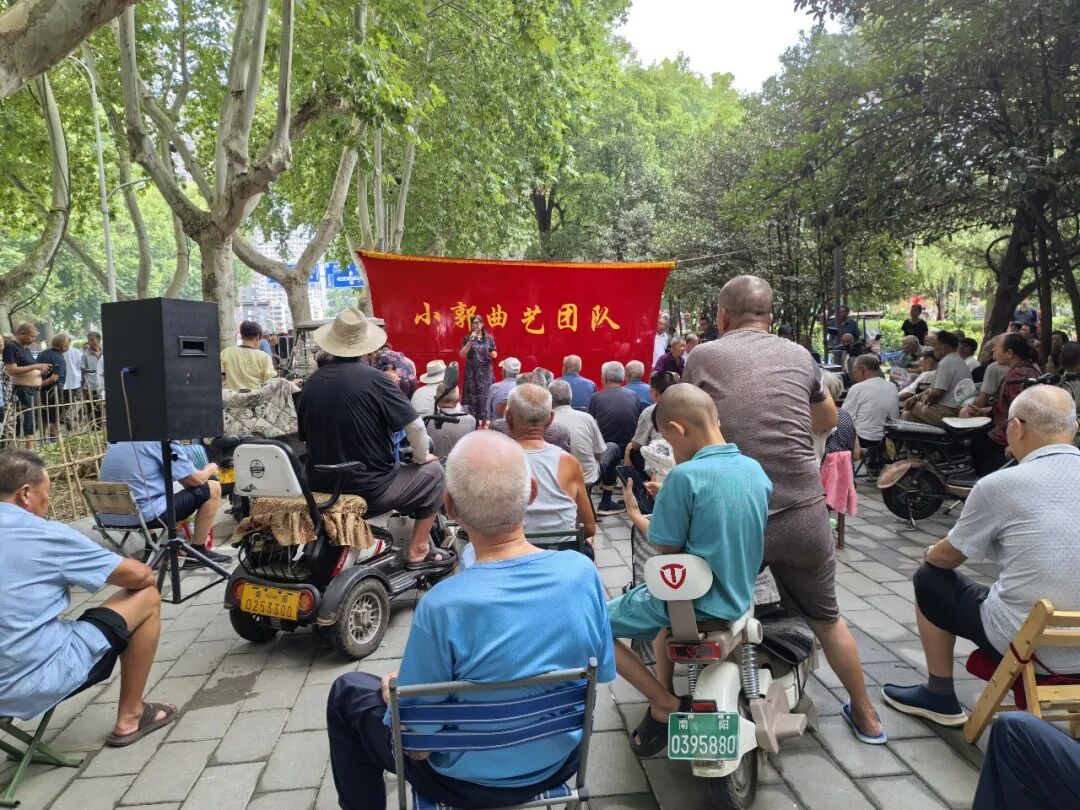初秋公园好景致 老有所乐享闲情